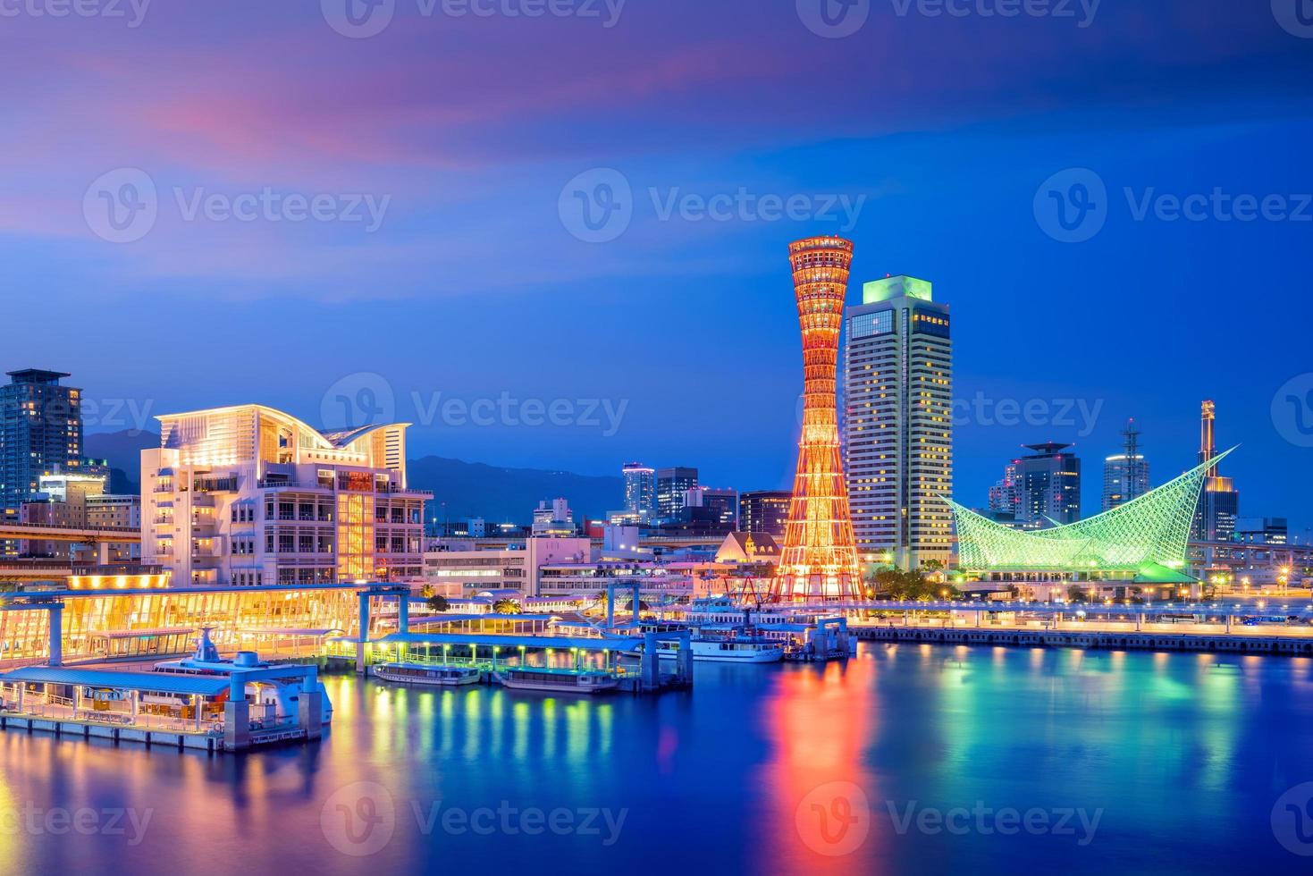 horizonte del puerto de kobe en japón foto