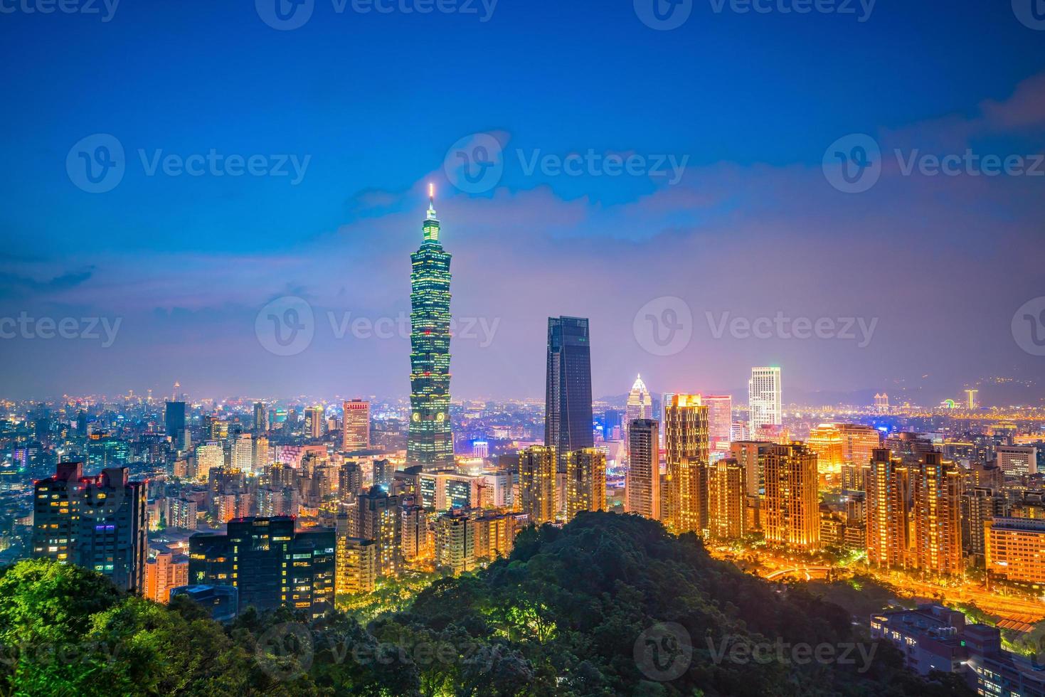 horizonte de la ciudad de taipei en el crepúsculo foto