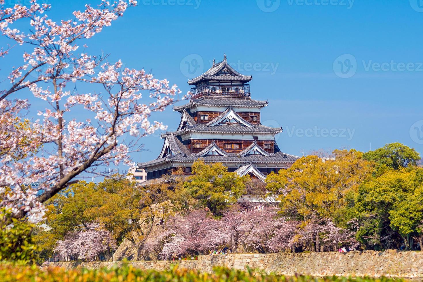 castillo de hiroshima durante la temporada de los cerezos en flor foto