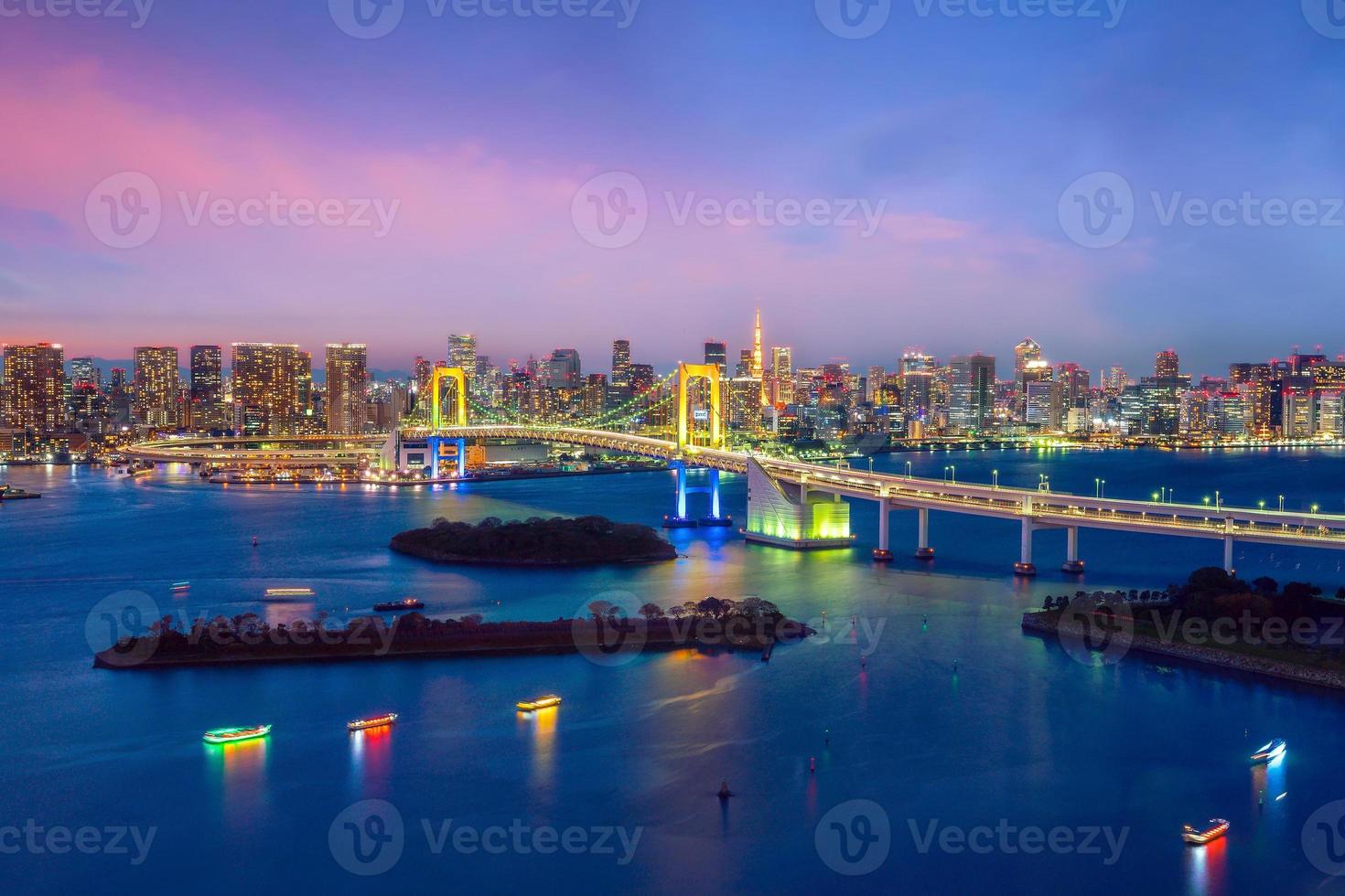 horizonte de tokio con la torre de tokio y el puente del arco iris foto