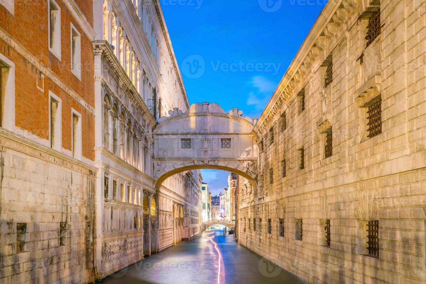 Vista del canal y el famoso puente de los suspiros en Venecia. foto