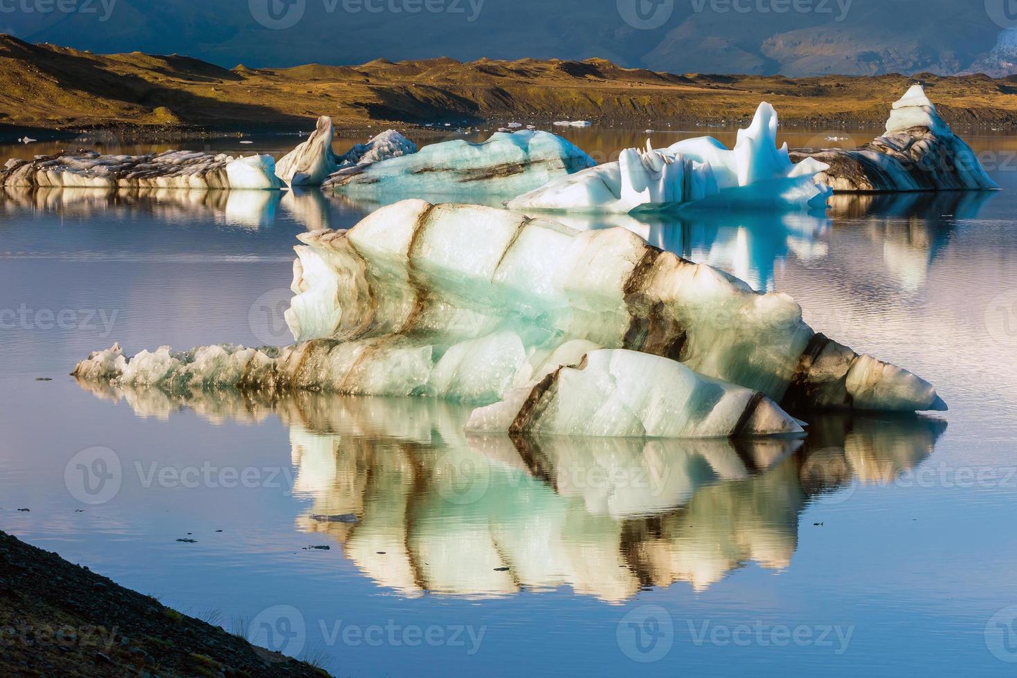 Laguna jokulsarlon con cielo azul iceberg flotante foto