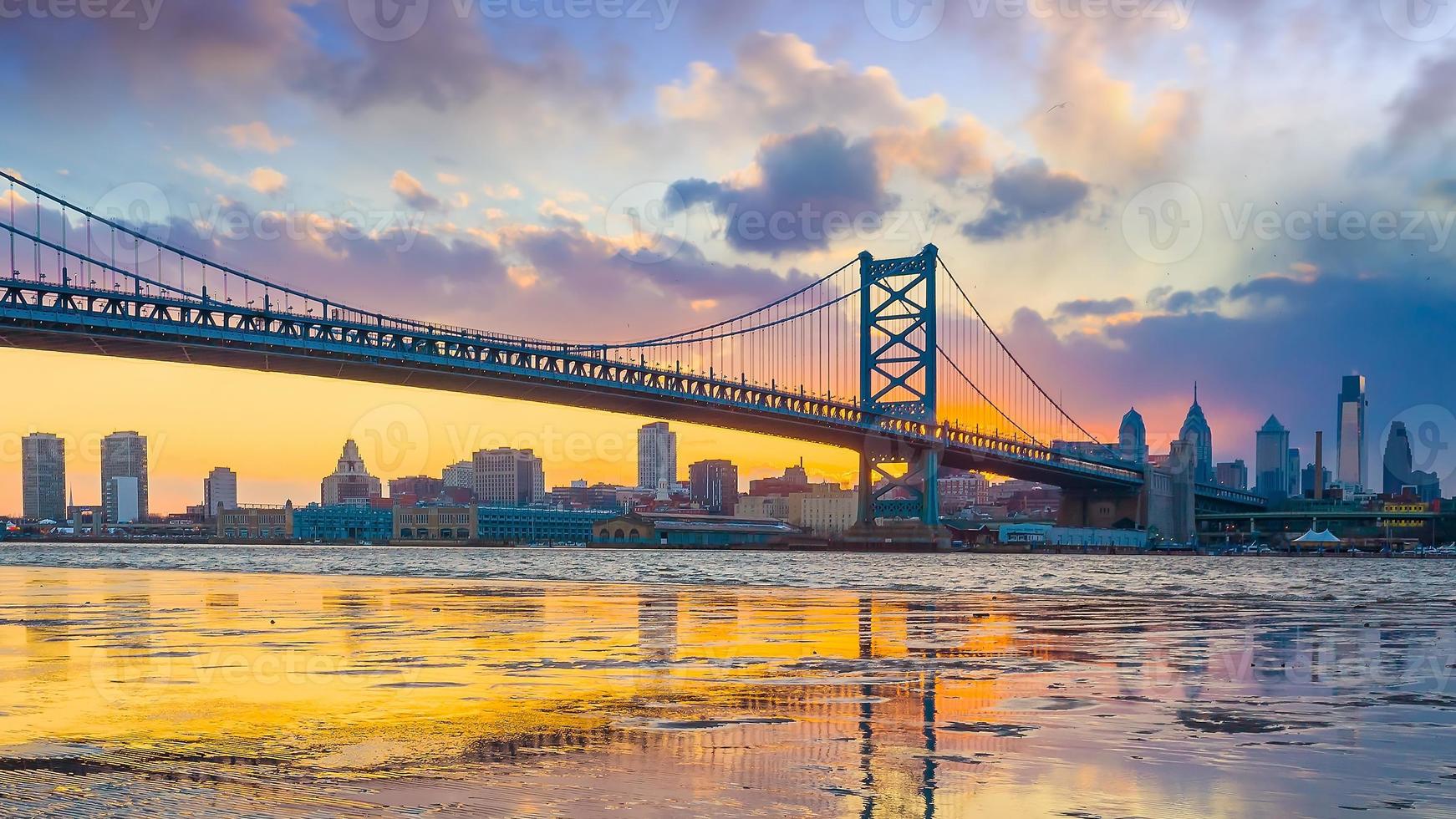 Panorama del horizonte de Filadelfia con el puente Ben Franklin y Penn's Landing foto