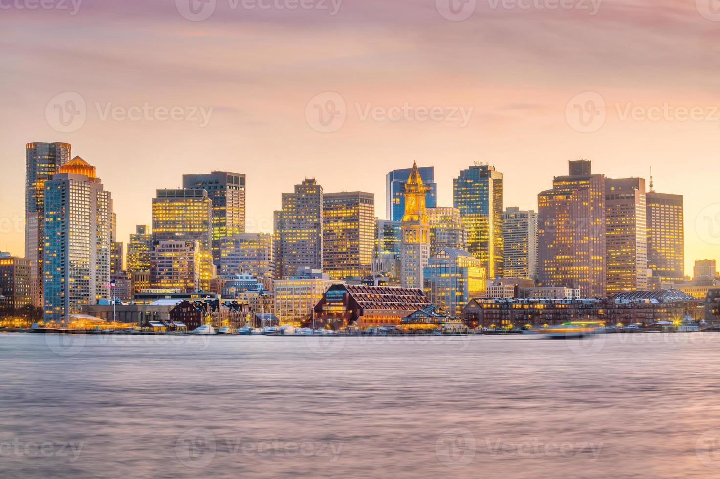 Vista panorámica del horizonte de Boston con rascacielos en el crepúsculo en Estados Unidos foto