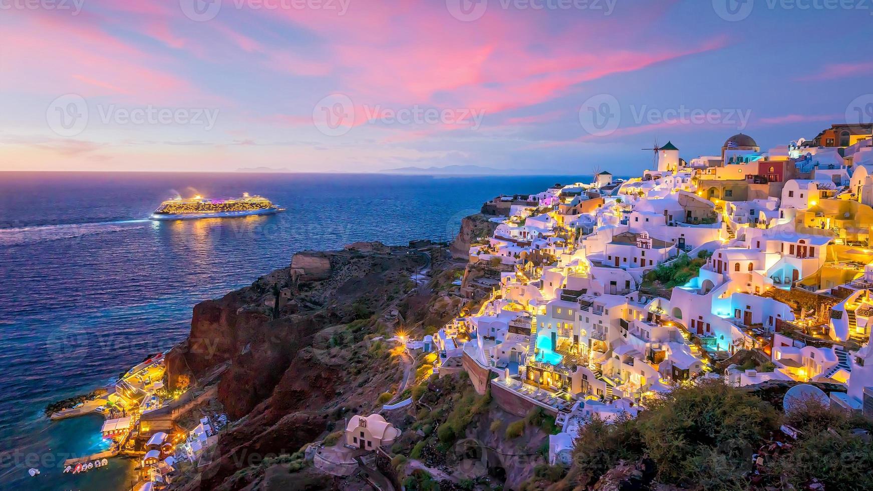 Atardecer en la famosa ciudad de Oia, Grecia, Europa foto