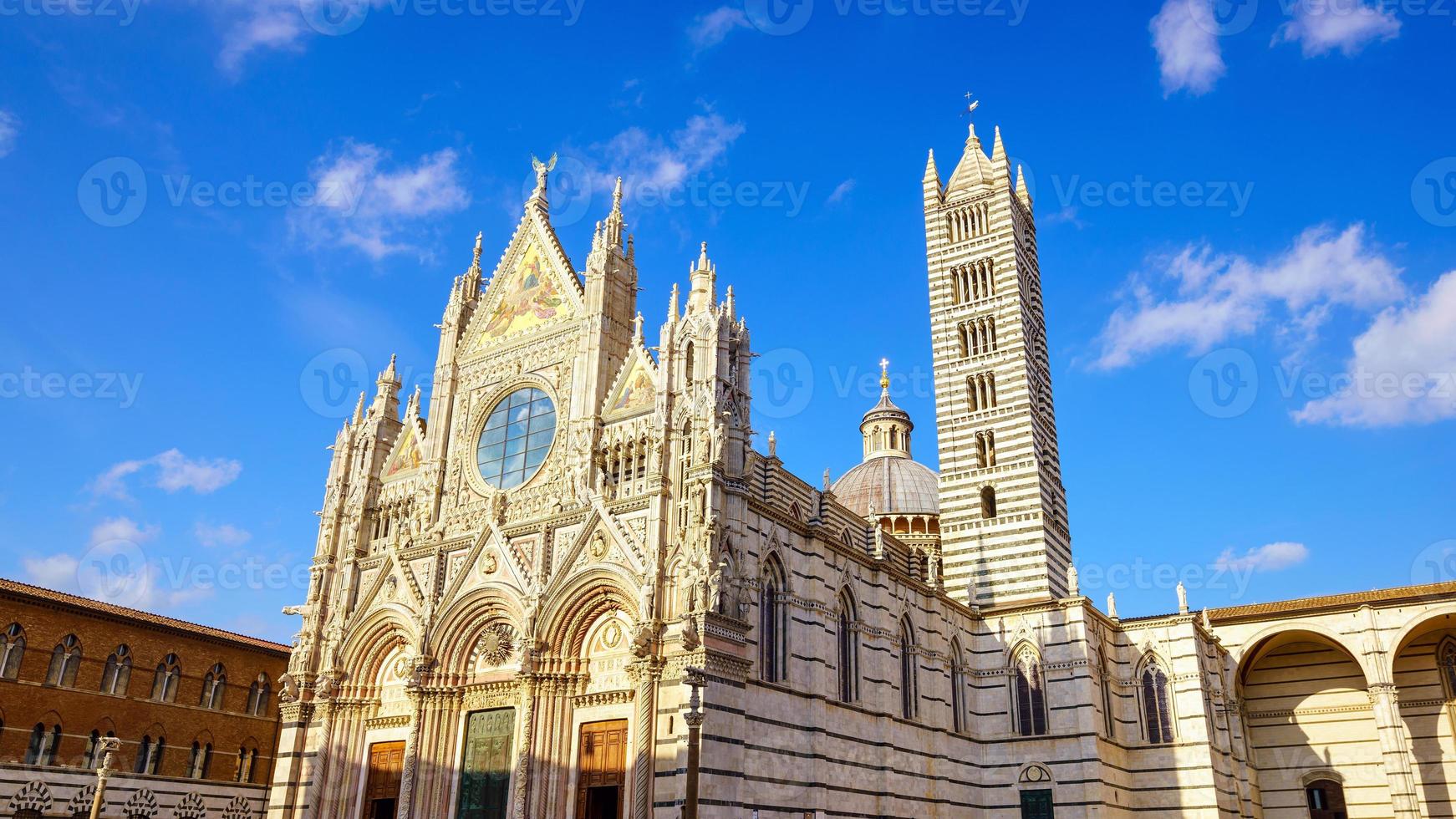 Duomo di siena o catedral metropolitana de santa maria assunta en siena foto