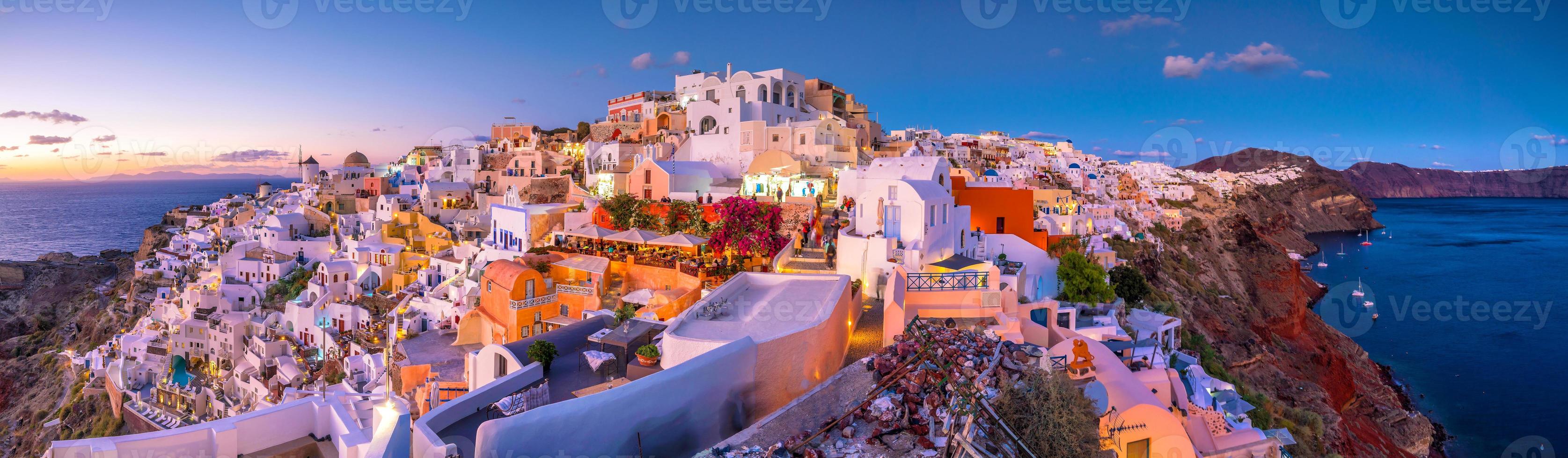 Atardecer en la famosa ciudad de Oia, Grecia, Europa foto