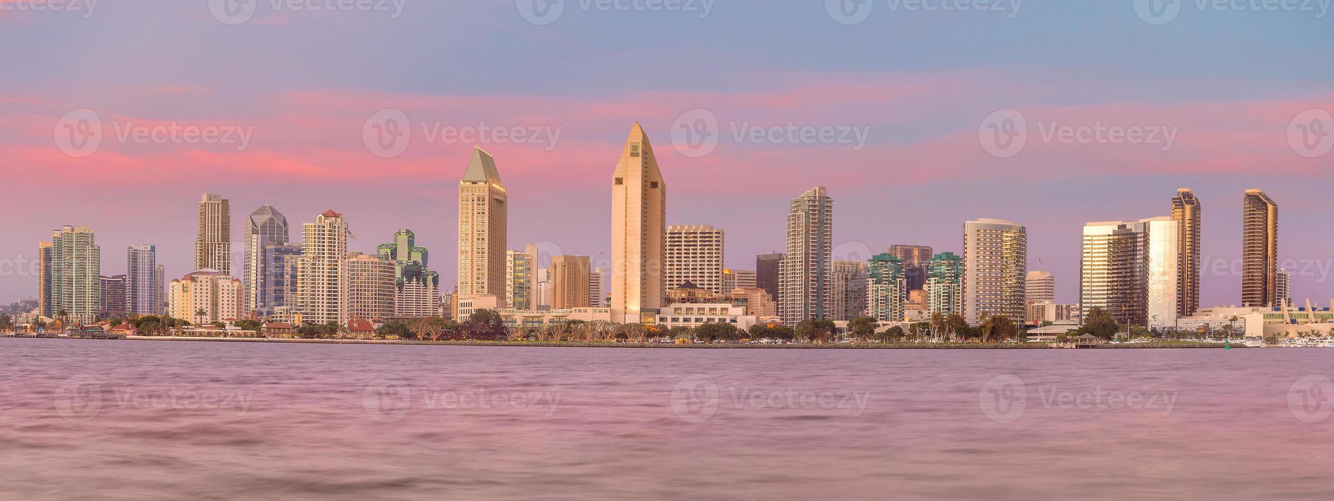 horizonte de san diego al atardecer foto