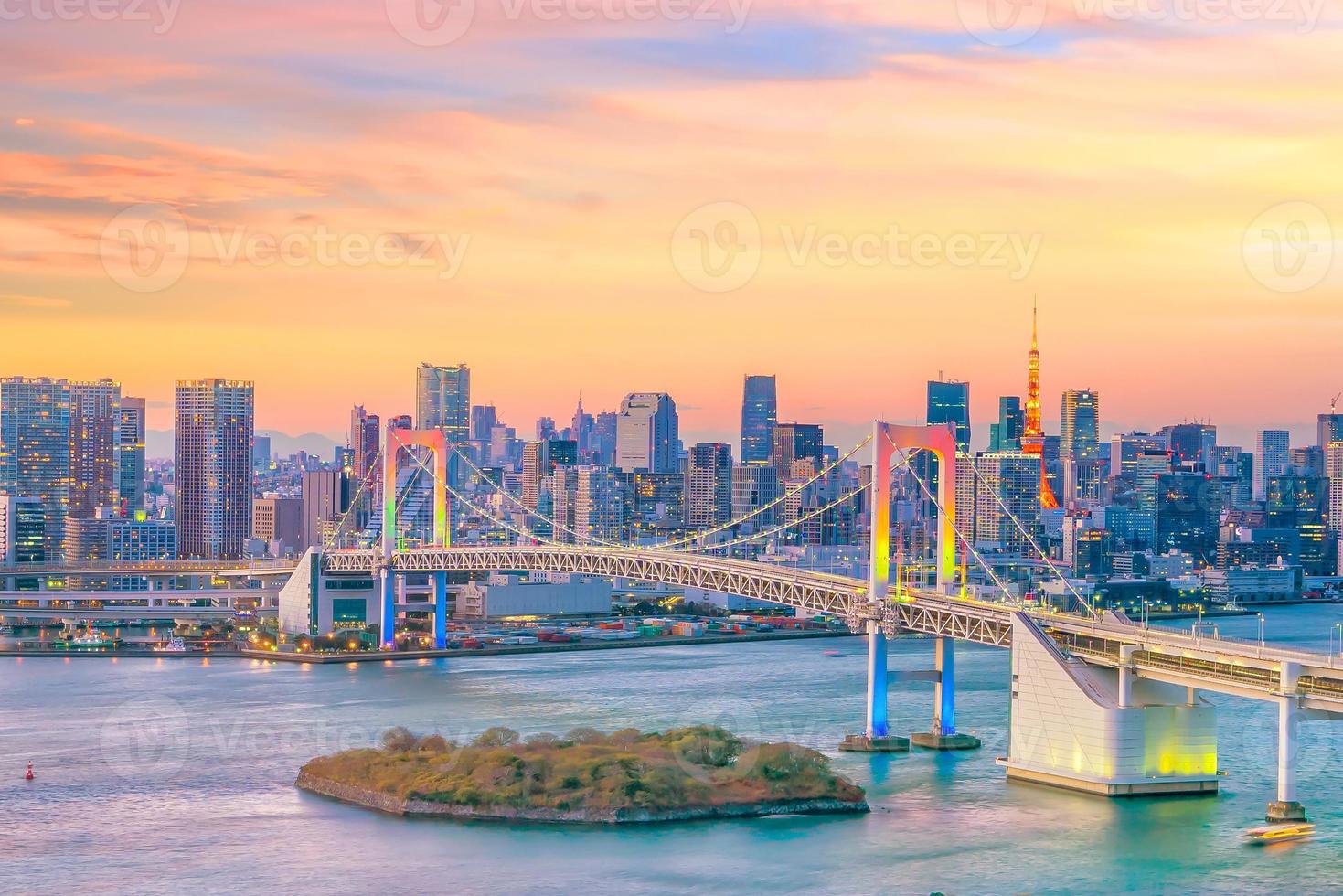 horizonte de tokio con la torre de tokio y el puente del arco iris foto