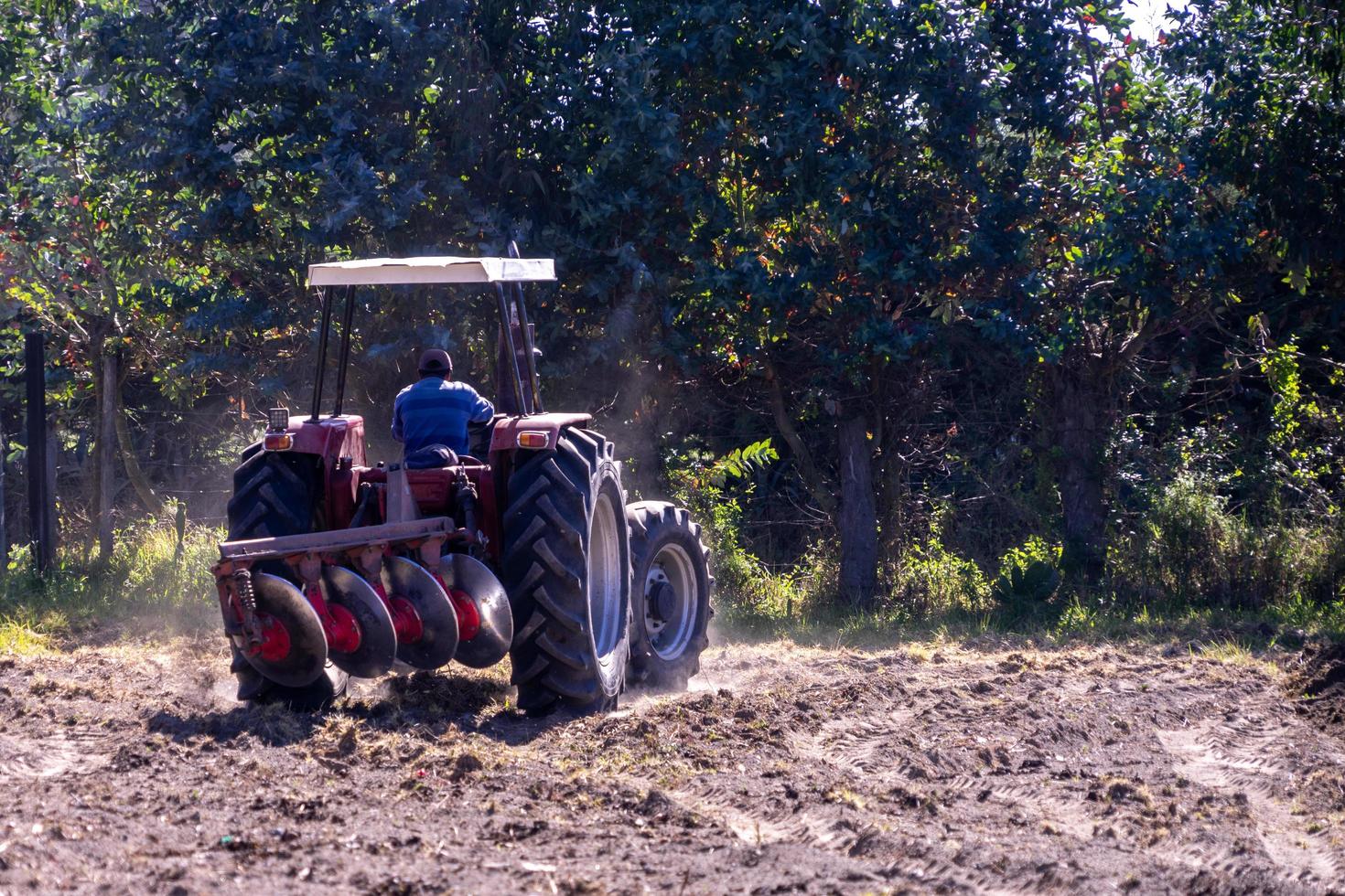 tractor en un campo foto