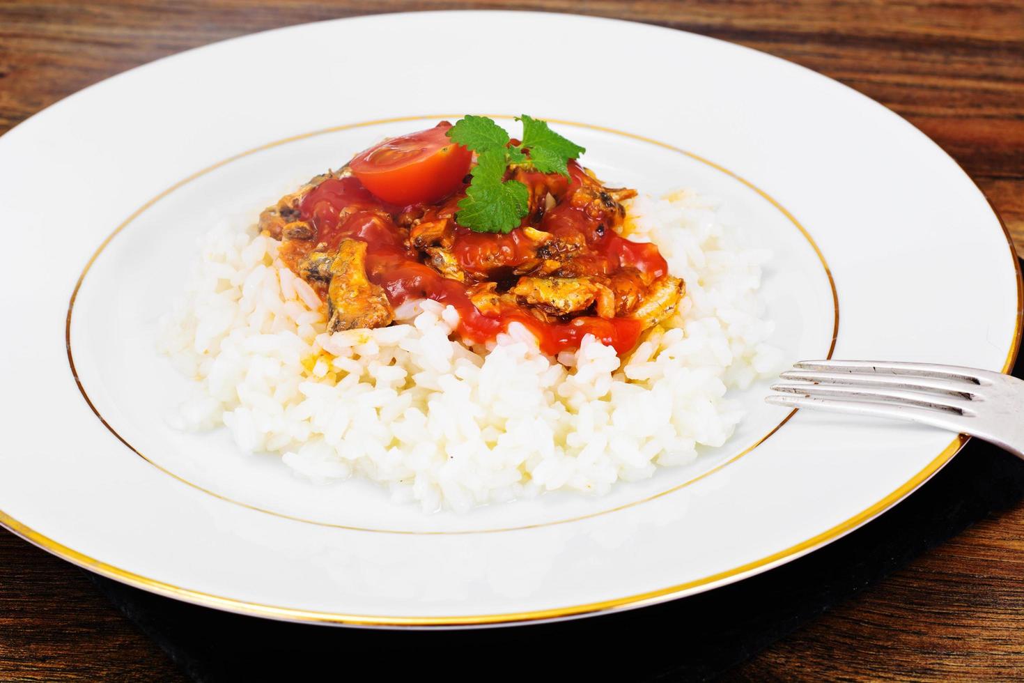 arroz con conservas de pescado en salsa de tomate foto