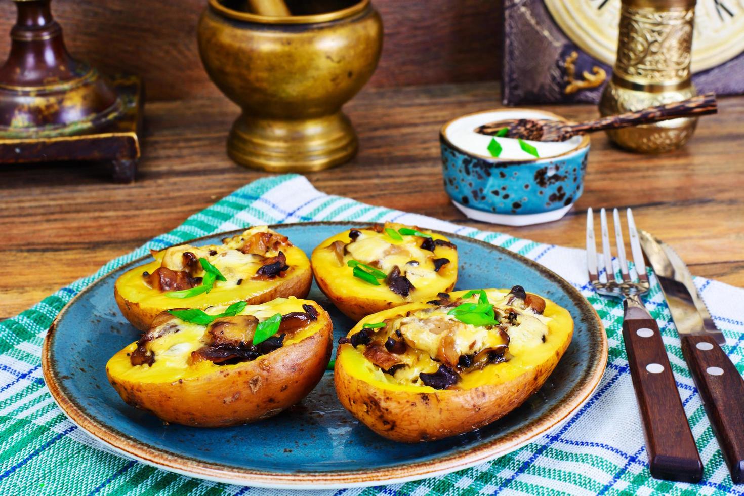 patatas rellenas de champiñones y queso foto