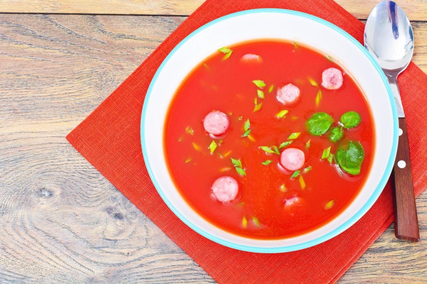 sopa de tomate en plato. cocina nacional italiana foto