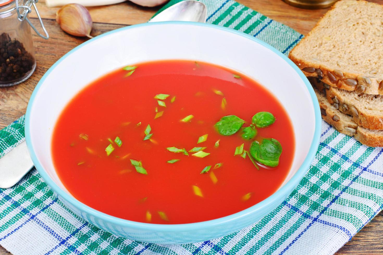 sopa de tomate en plato. cocina nacional italiana foto