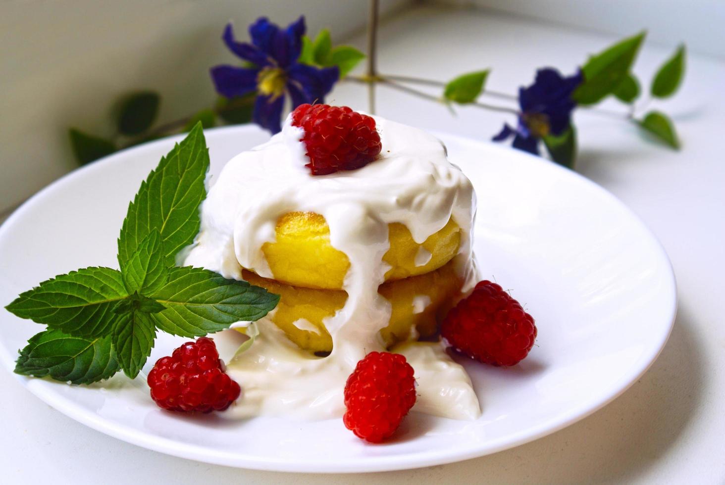 delicioso pastel de sheesecake con frambuesas y menta. foto