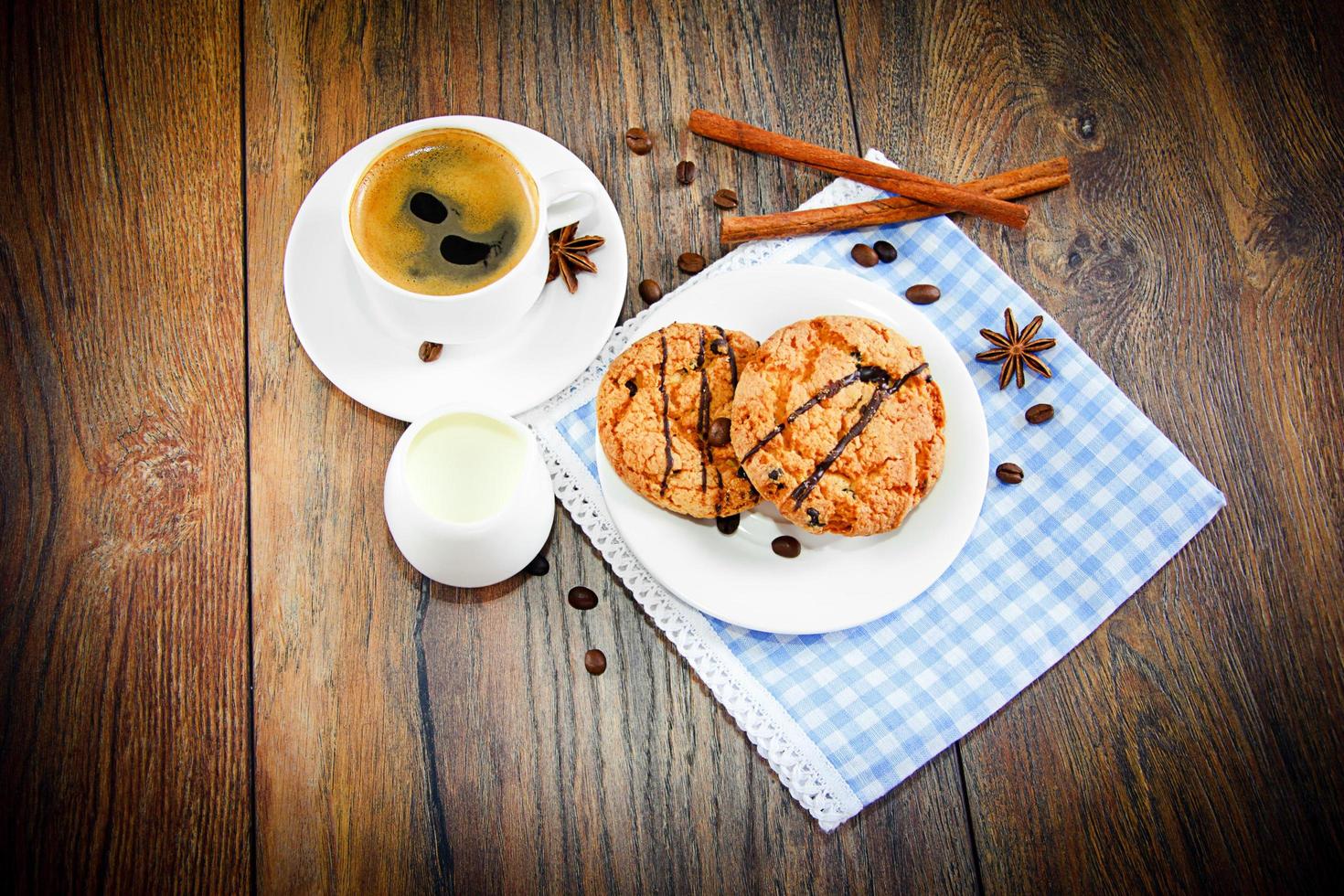 pastel de chocolate en vintage retro woody foto