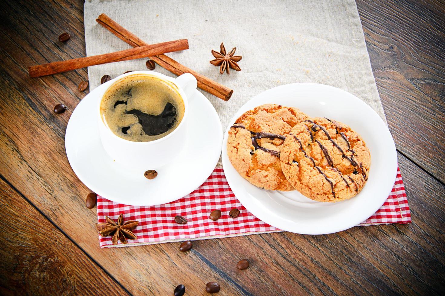 café con panadería sobre fondo retro amaderado. foto