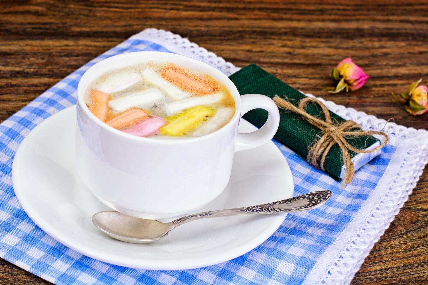 cacao, café con malvaviscos dulces foto