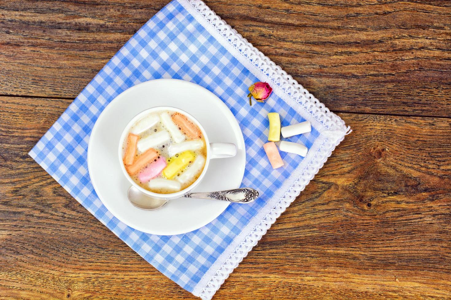 cacao, café con malvaviscos dulces foto