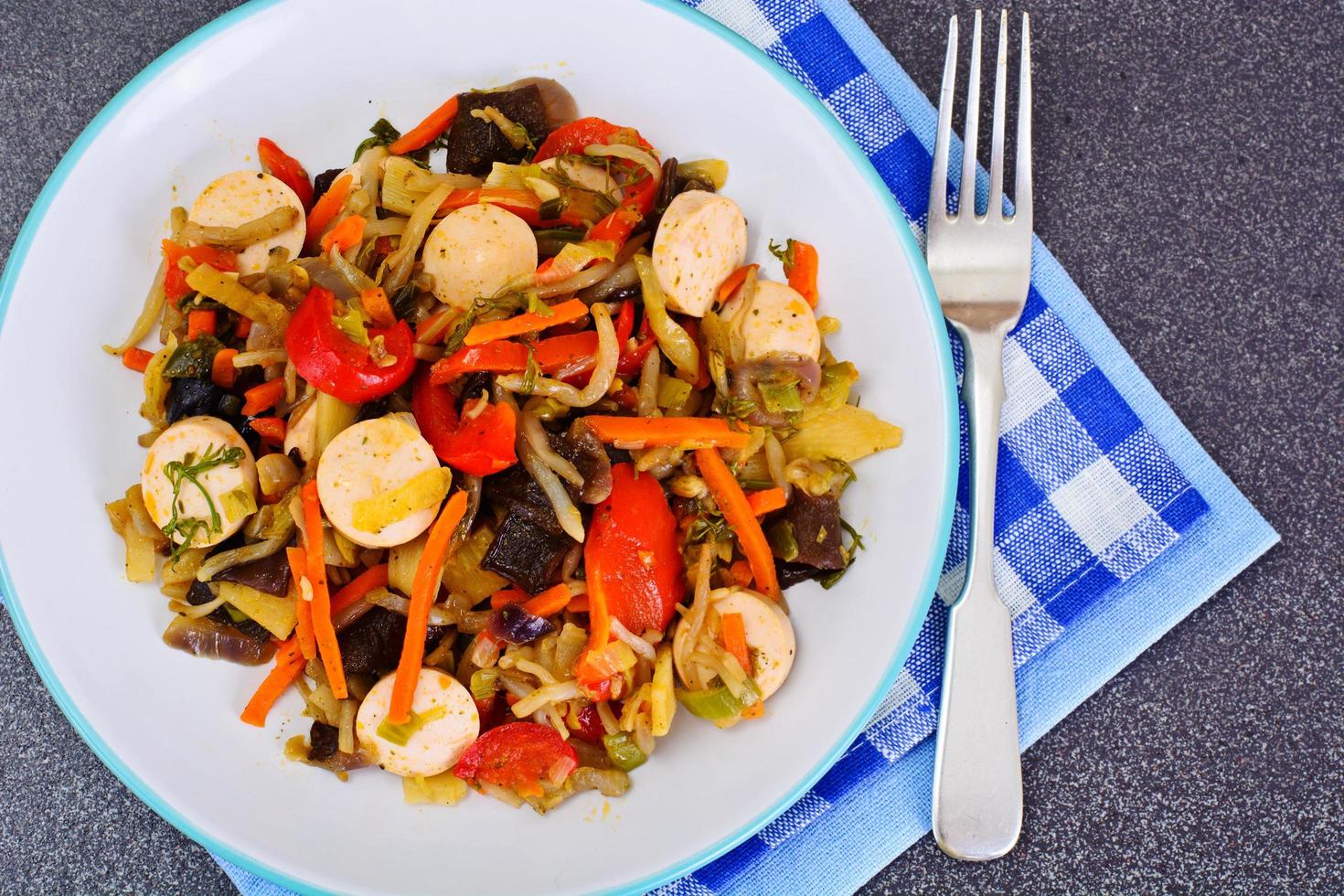 verduras en chino con salchichas foto