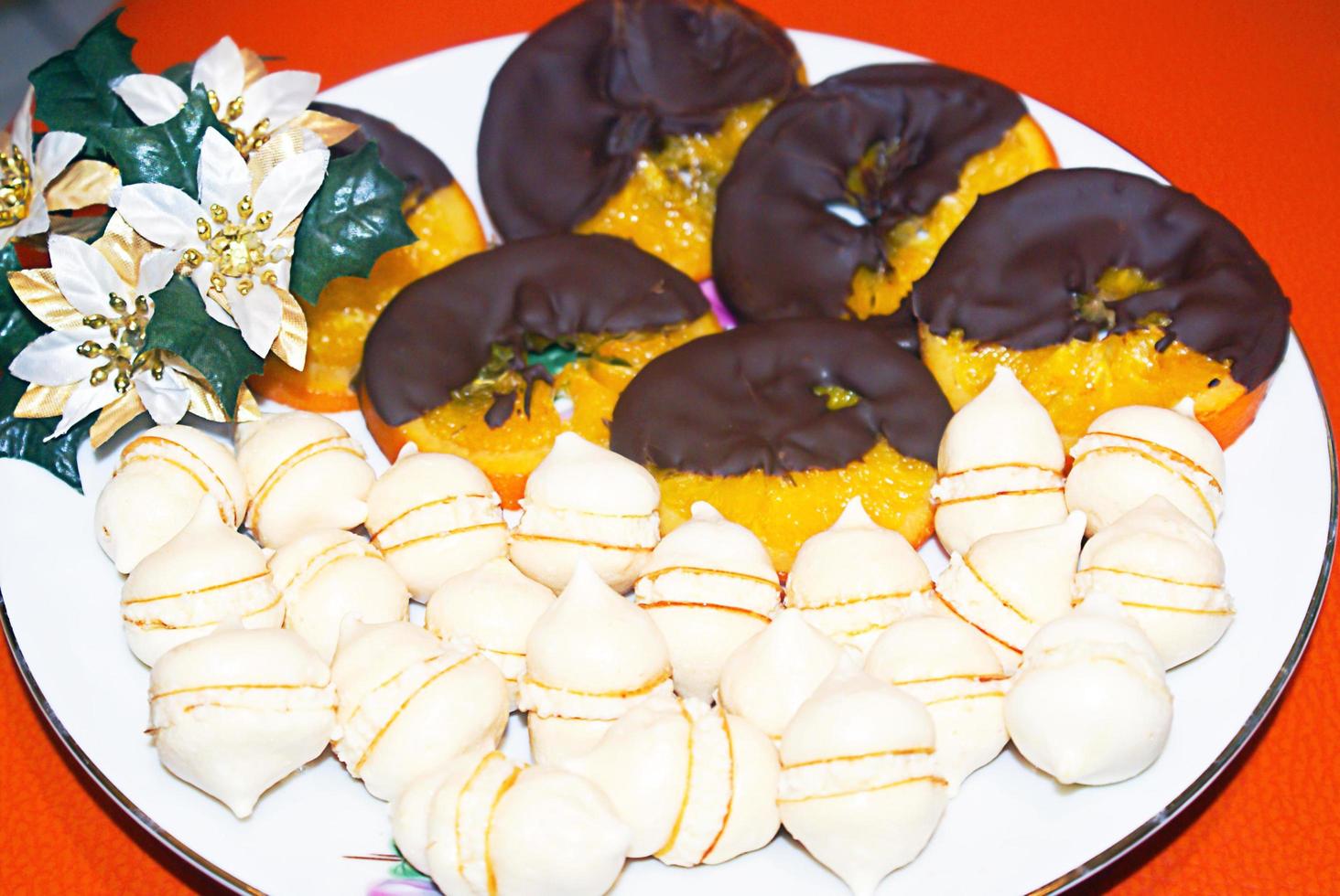 en el plato están. merengue de naranja y chocolate. foto