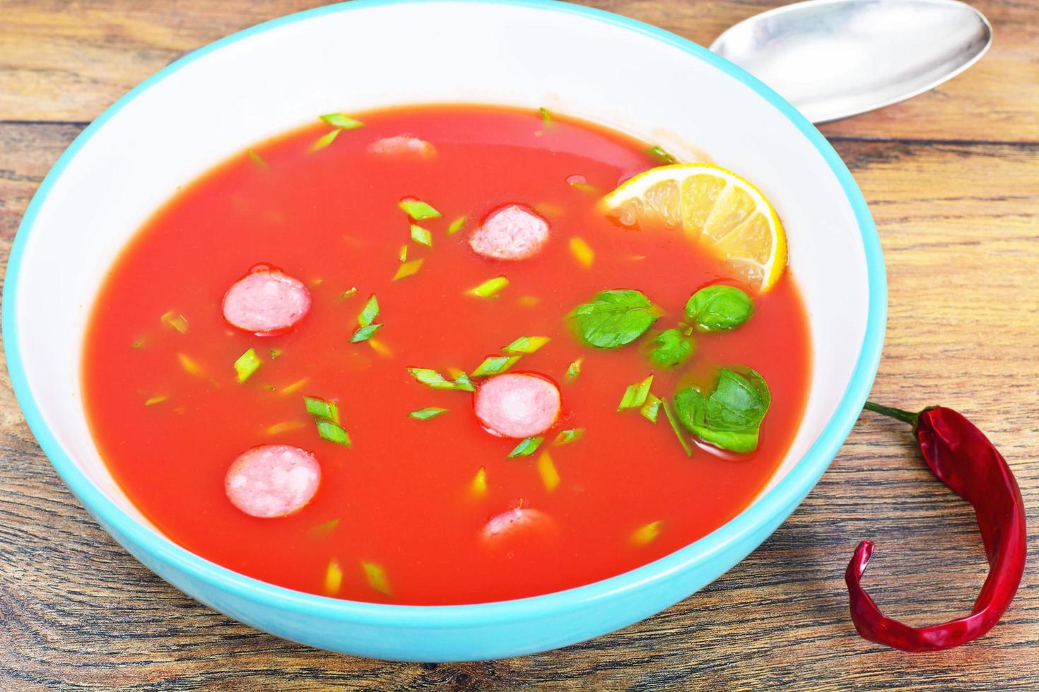 sopa de tomate en plato. cocina nacional italiana foto