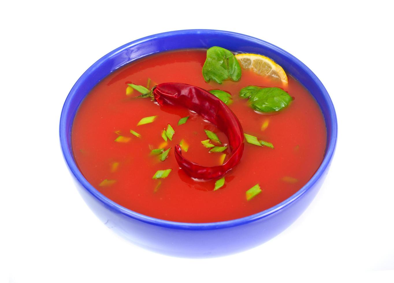 sopa de tomate en plato. cocina nacional italiana foto