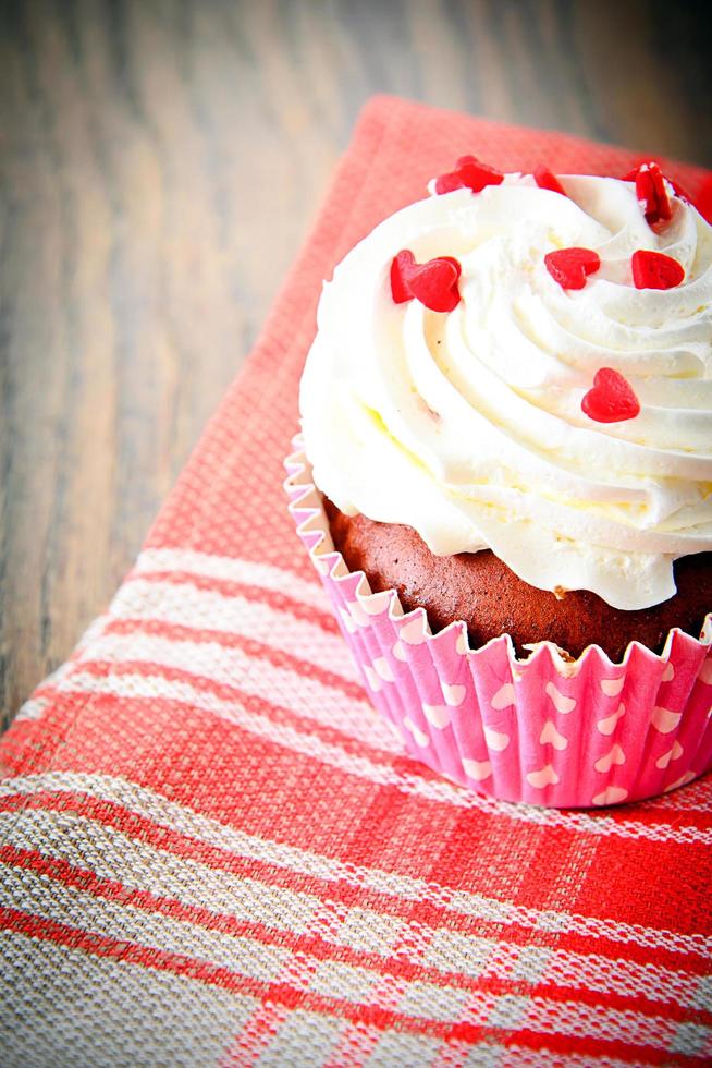 pastel con crema, cupcake sobre fondo amaderado. foto