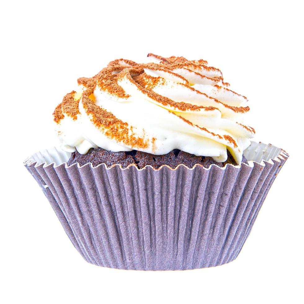 pastel con crema, cupcake sobre fondo blanco. foto