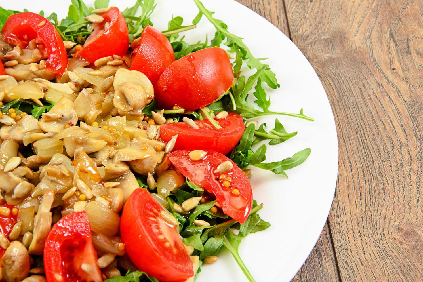 ensalada con tomates, champiñones, rúcula y pipas de girasol foto