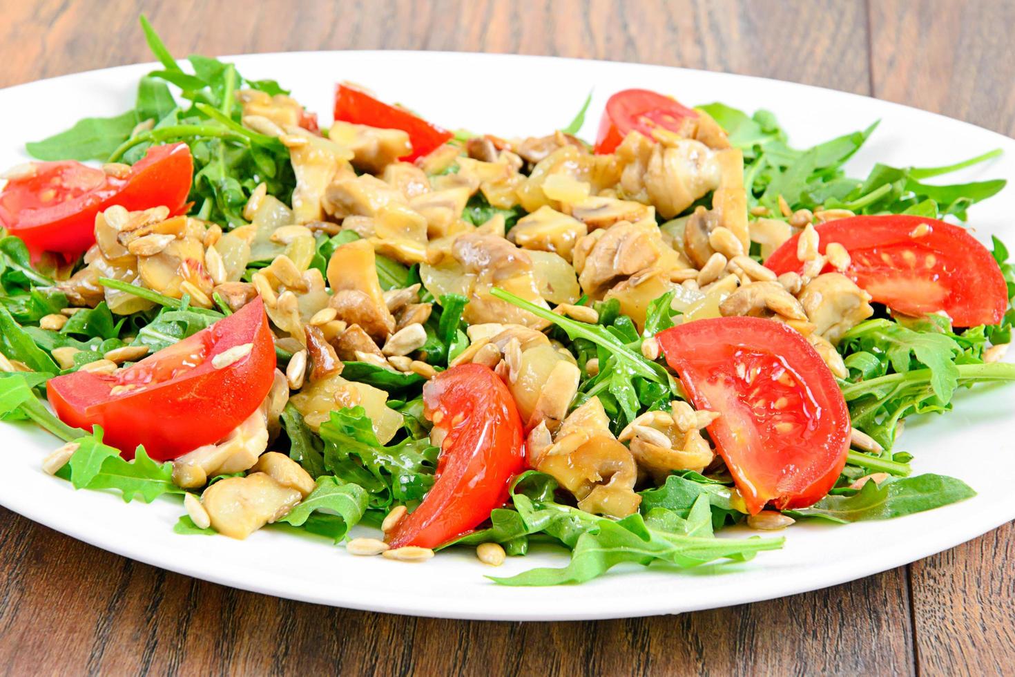 ensalada con tomates, champiñones, rúcula y semillas foto