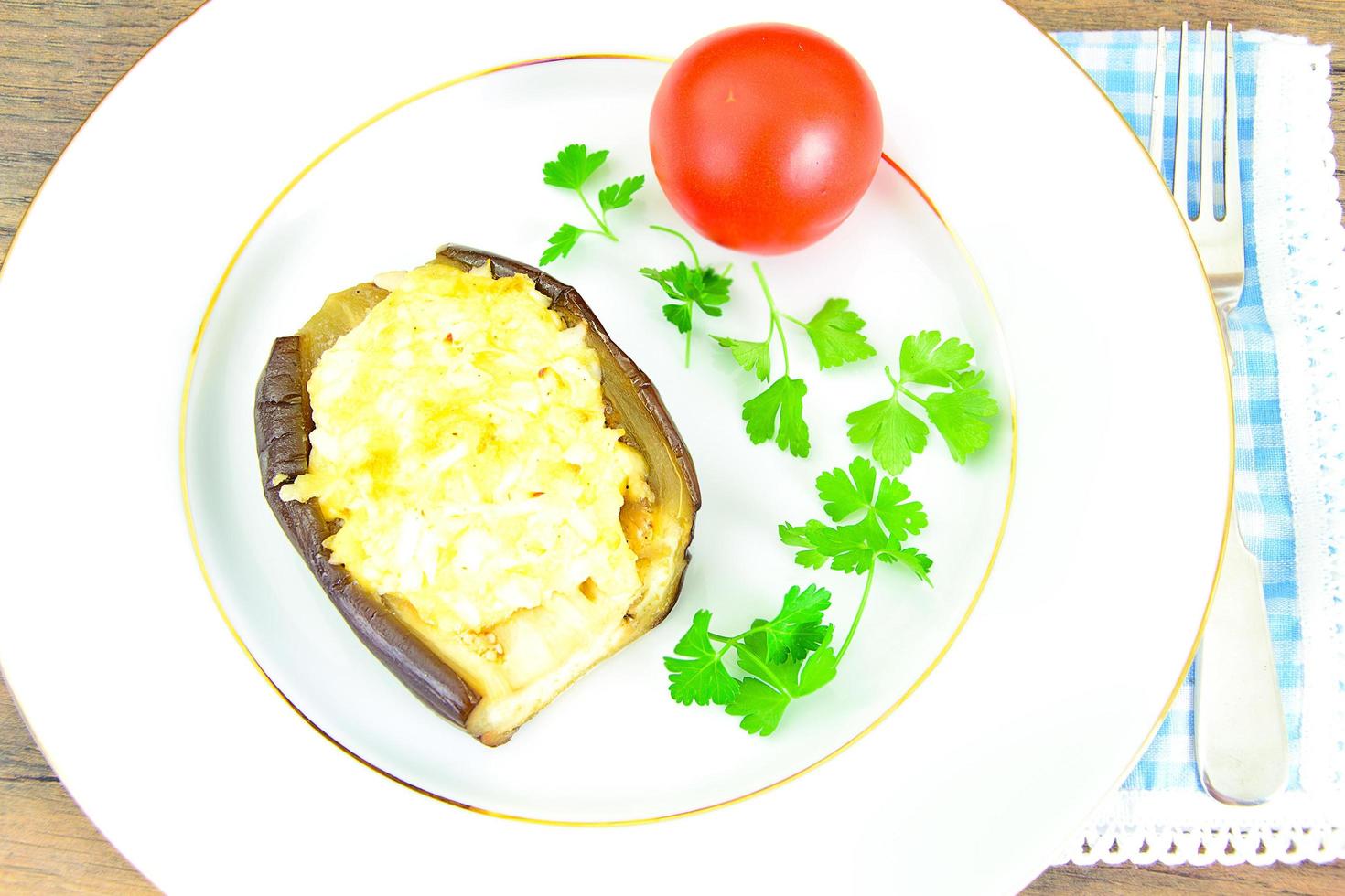 berenjena rellena y tomate. foto