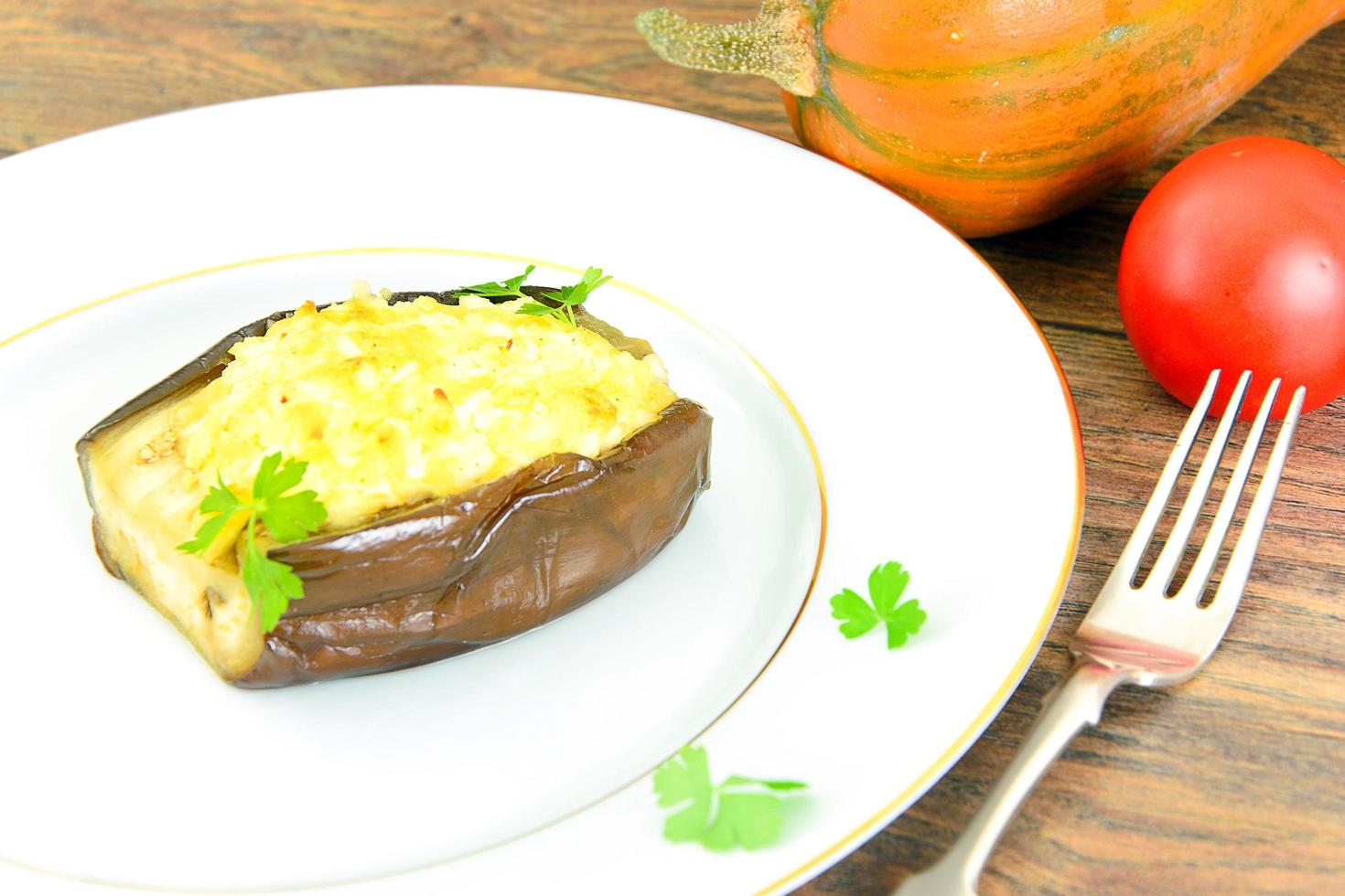 berenjena rellena y tomate. foto