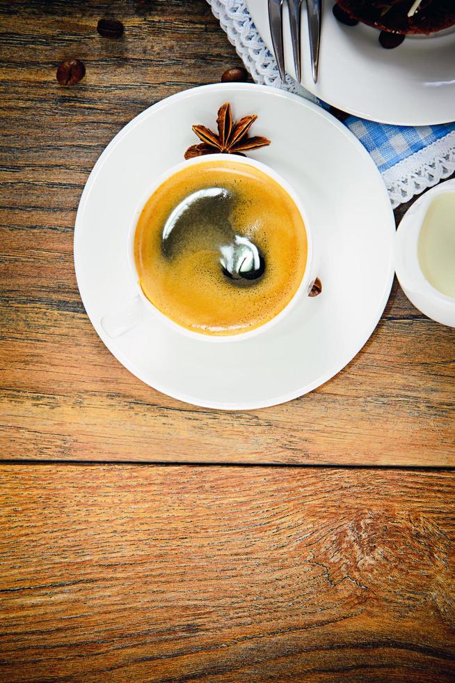 Taza de café sobre fondo amaderado en estilo retro vintage foto