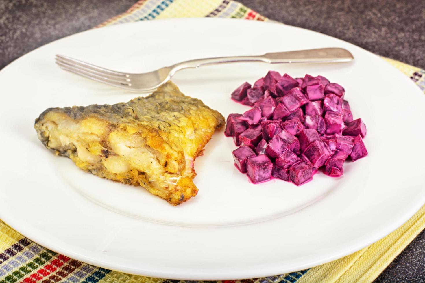 pescado frito y ensalada de remolacha hervida con yogur foto