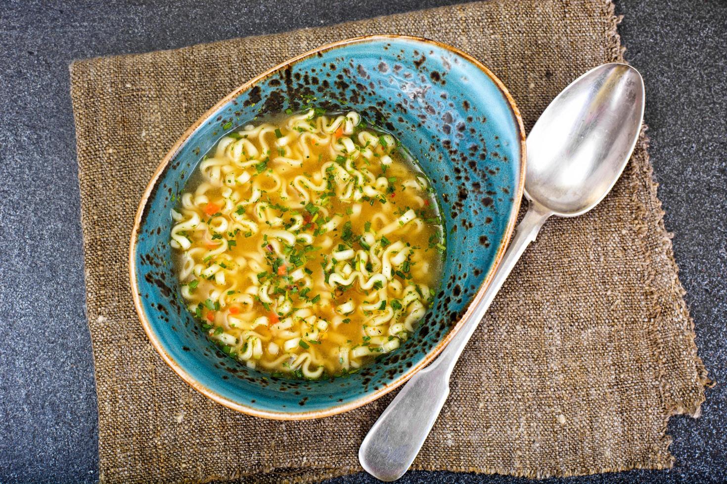 sabrosa sopa de pollo con fideos chinos foto