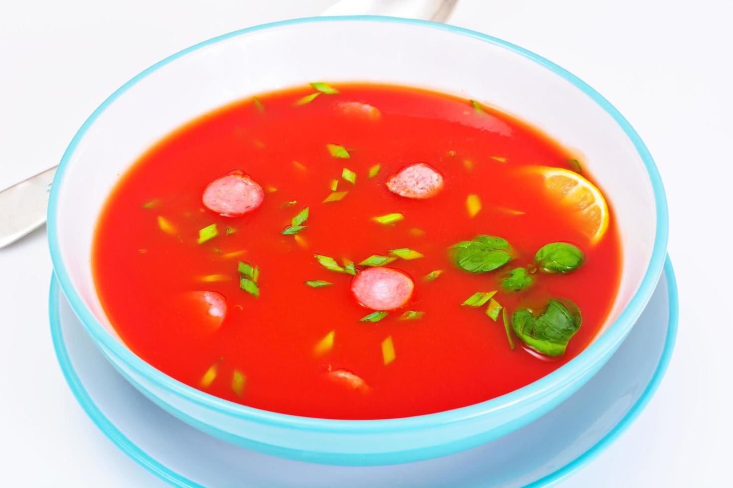 sopa de tomate en plato. cocina nacional italiana foto