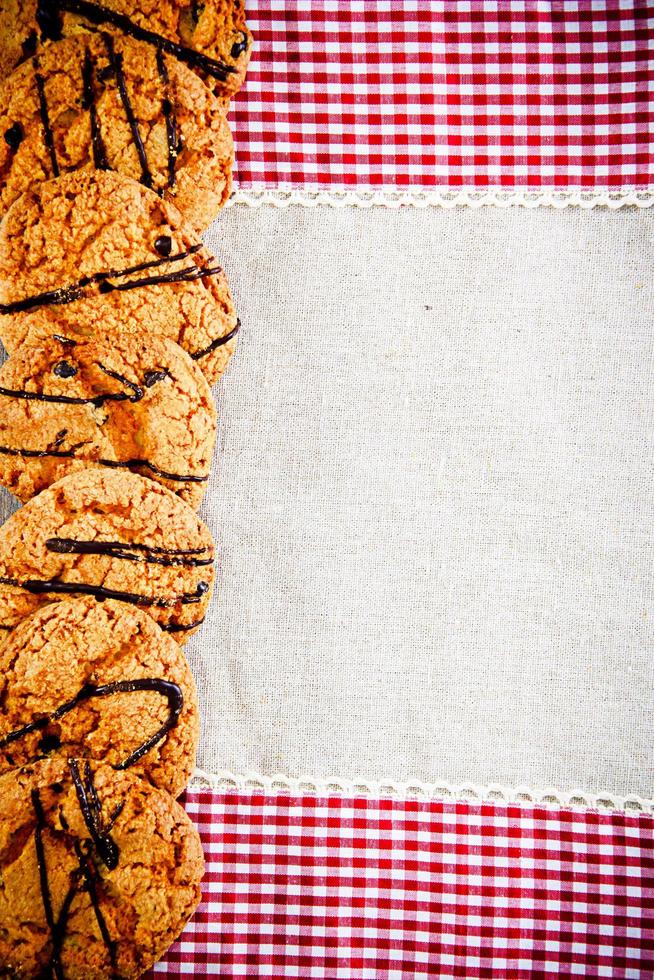 galletas de chocolate en una servilleta a cuadros foto