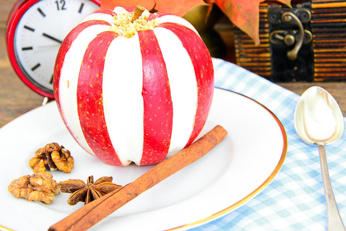 manzana rellena con queso crema alimento dietético foto