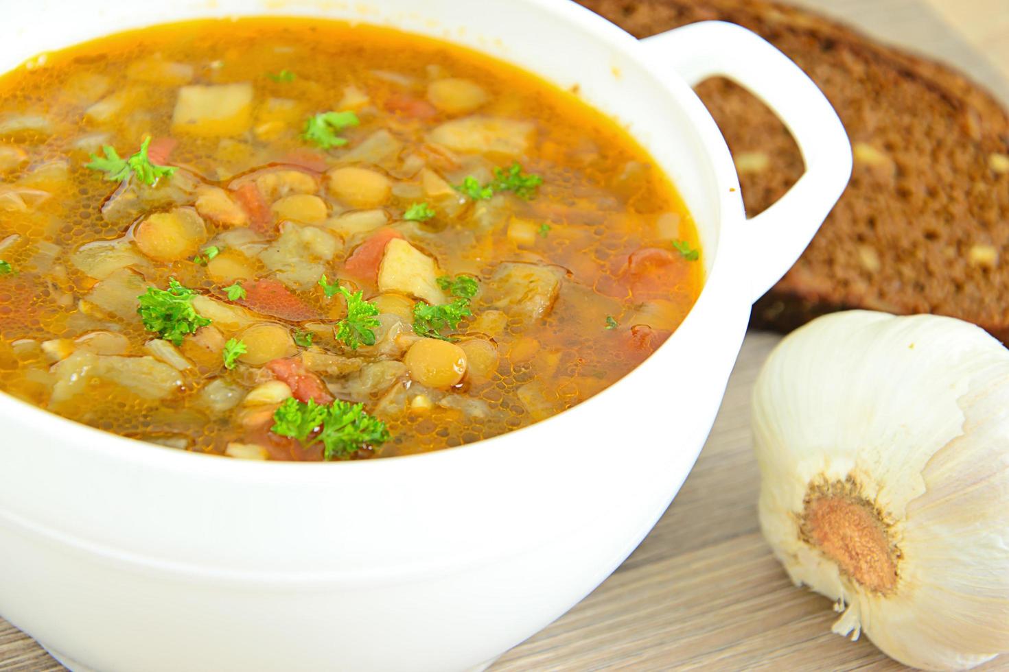 sopa de lentejas con berenjena, tomate y cebolla foto