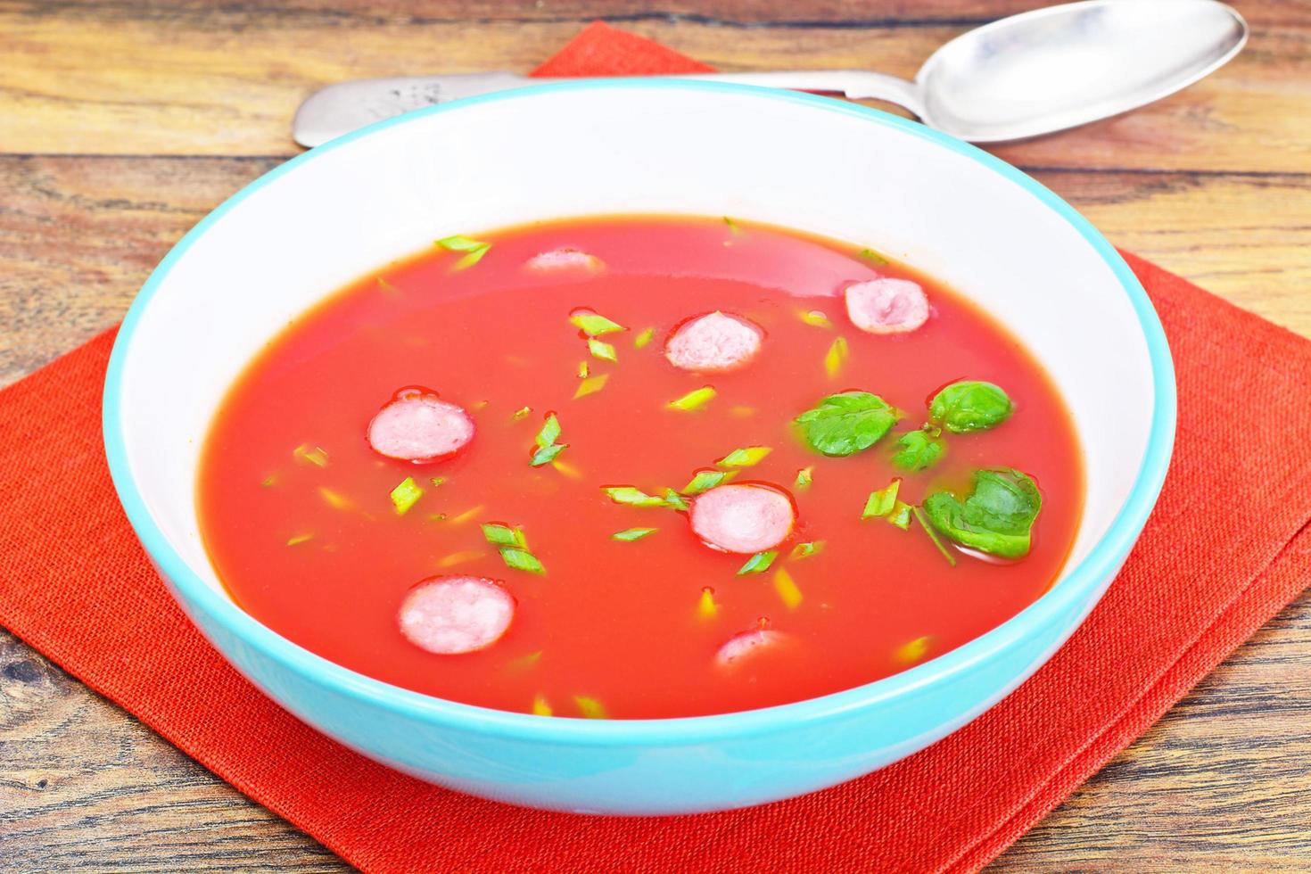 sopa de tomate en plato. cocina nacional italiana foto