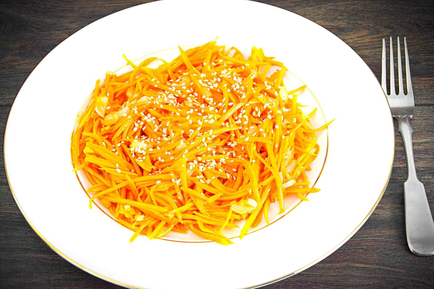dieta y comida sana. zanahorias coreanas. foto