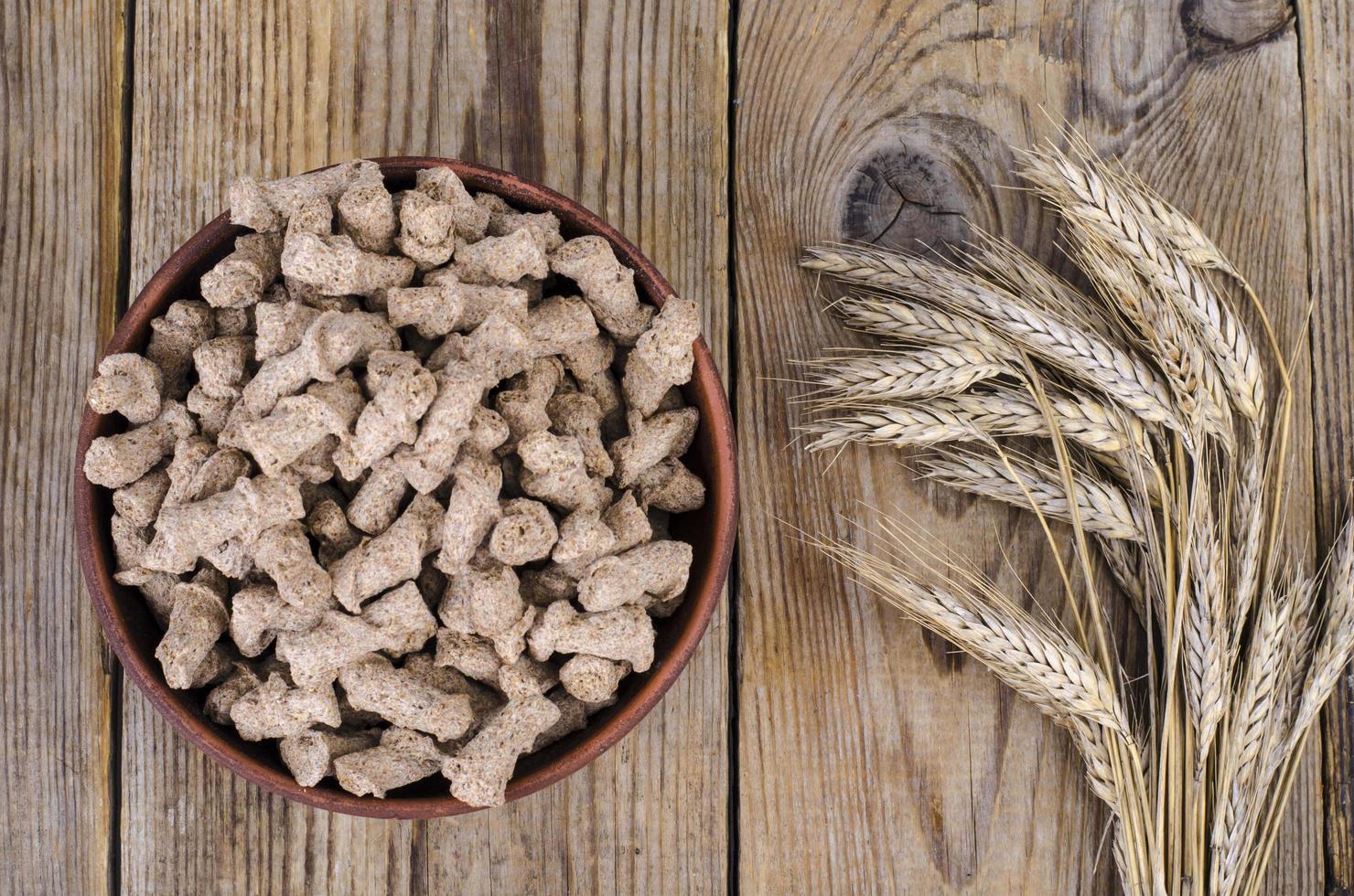 productos alimenticios saludables. Salvado de centeno extruido sobre fondo blanco. foto