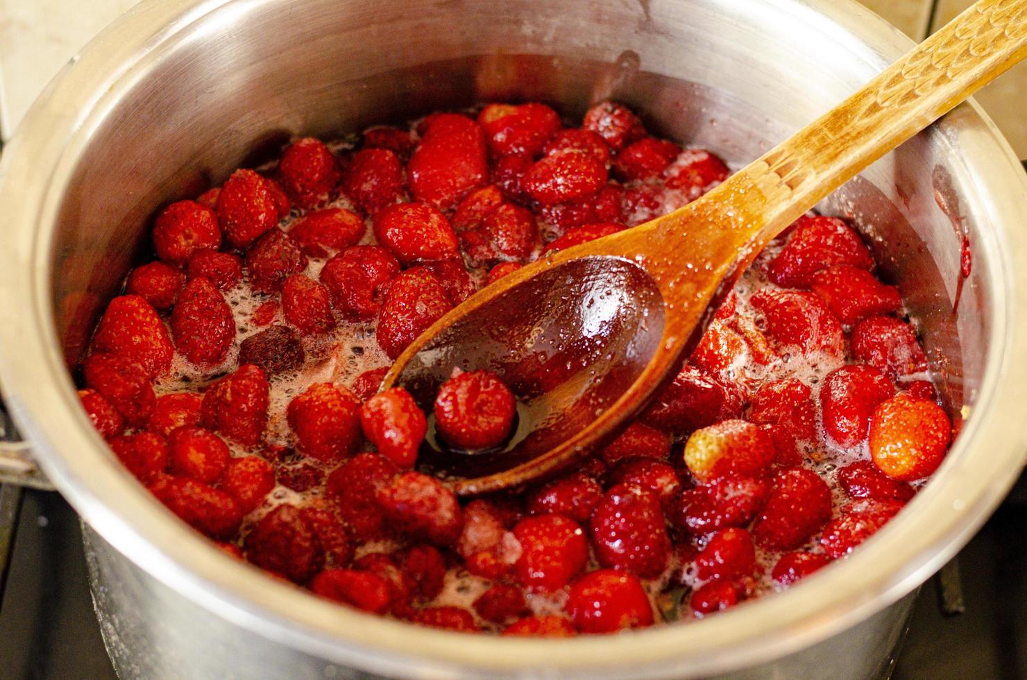 las fresas se hierven con azúcar en una sartén. foto