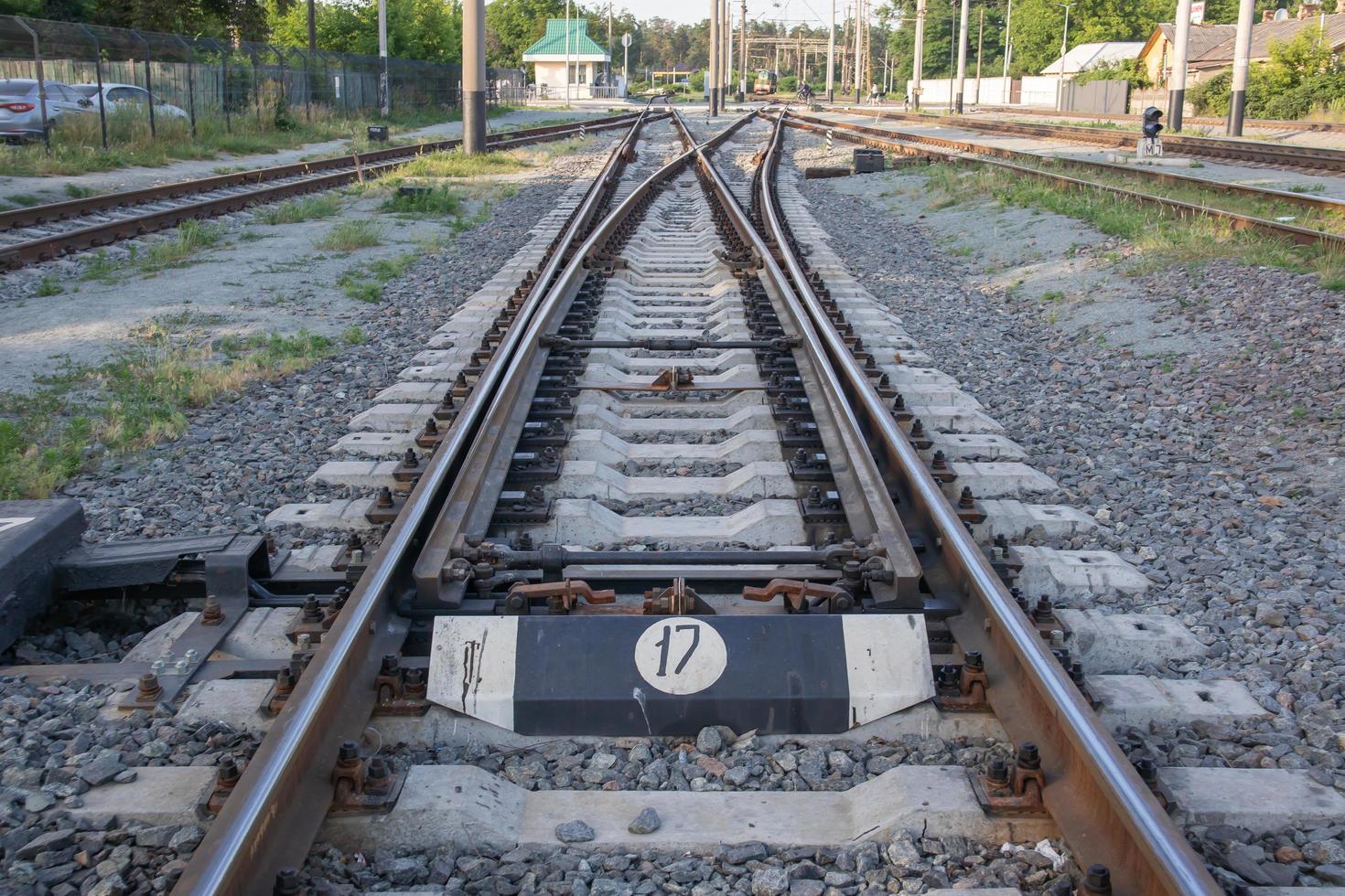 visión abstracta de flechas de ferrocarril. un interruptor de desvío para rieles en el tráfico ferroviario. rieles, traviesas y piedra triturada en la vía del tren. transiciones de conmutación. foto