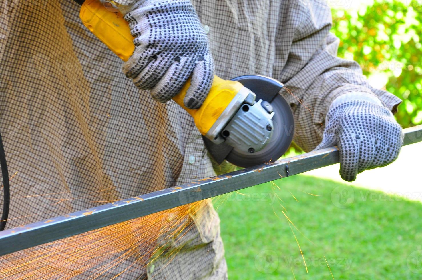 Un hombre desconocido usando una amoladora angular foto