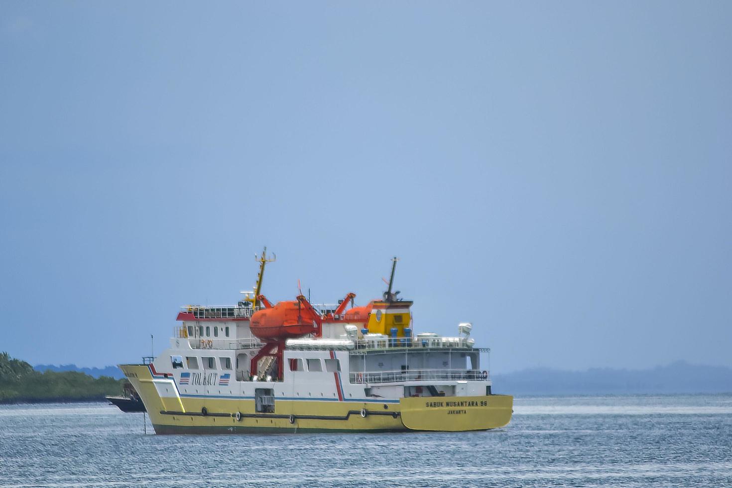 sorong, papua occidental, indonesia, 2021. un barco pionero acaba de salir de la ciudad portuaria. foto