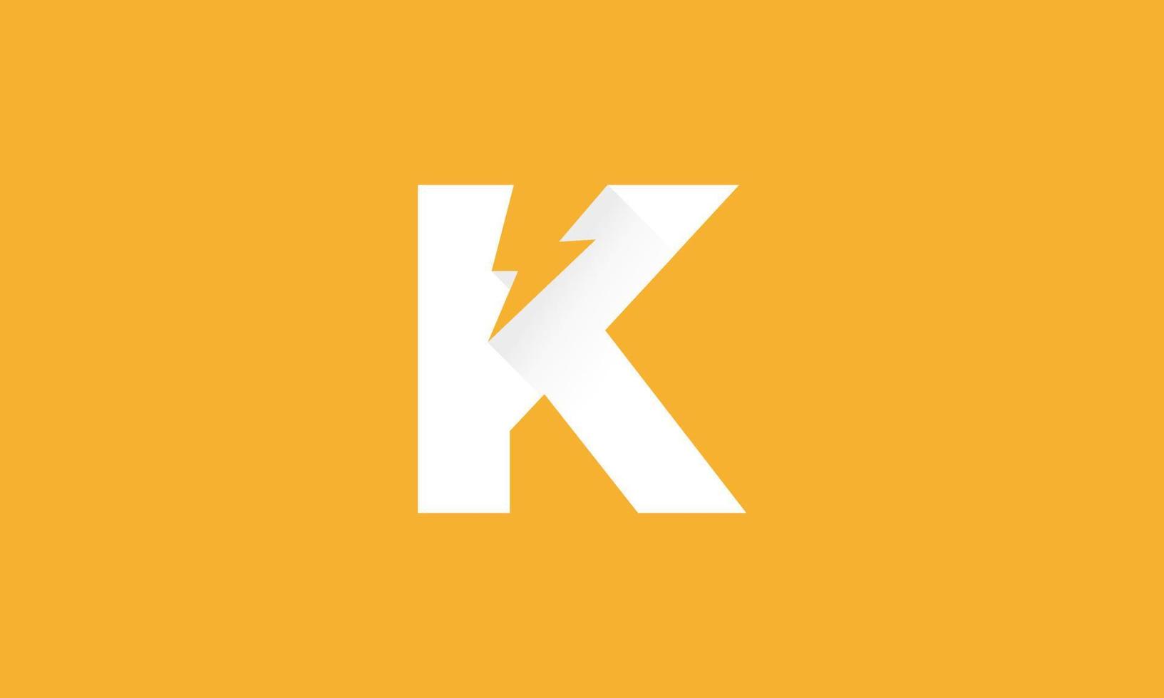 Logotipo de la letra k de energía. letra k con relámpago o rayo o energía. diseño de logotipo moderno y limpio. ilustración vectorial vector