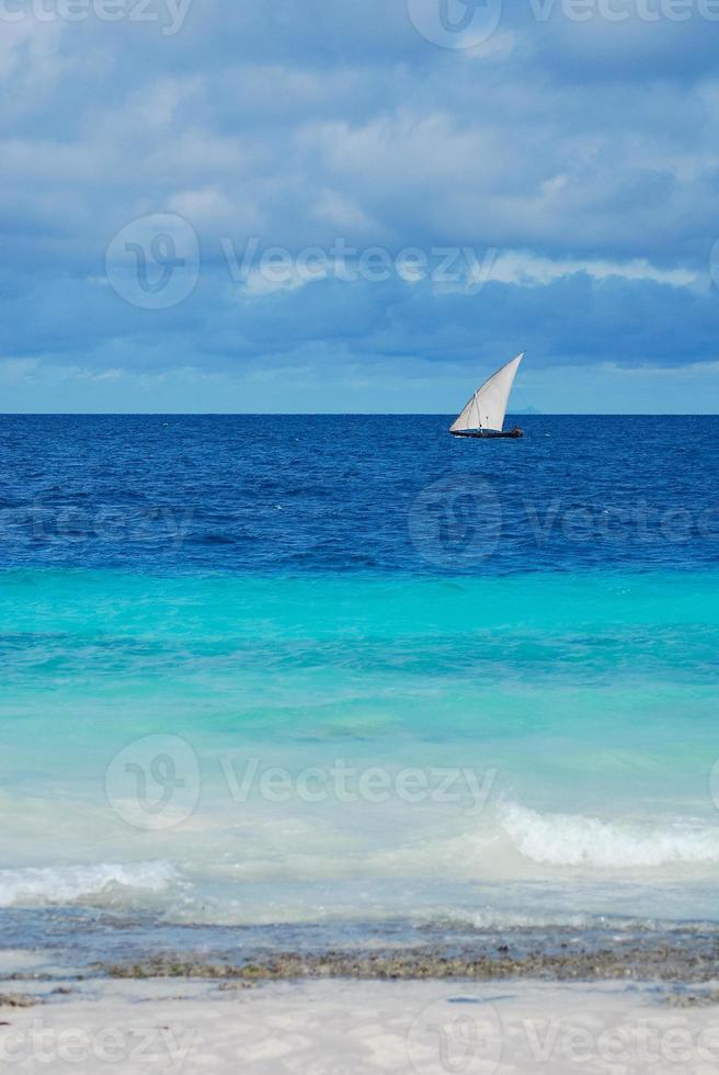 vista al mar con velero foto