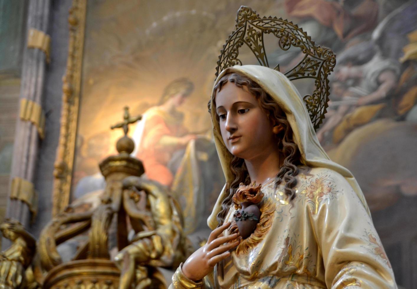 imagen de una virgen apuntando al corazón que se muestra en una iglesia. foto